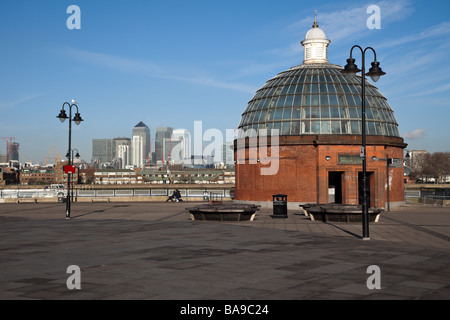 Ingresso al 107anno vecchia Greenwich foot tunnel sotto il Tamigi Foto Stock