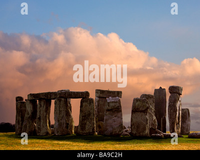 Stonehenge al tramonto sulla Piana di Salisbury nel Wiltshire nel sud ovest dell'Inghilterra. Foto Stock