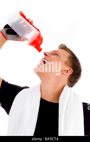 Ritratto di uomo muscolare bere da una bottiglia d'acqua Foto Stock