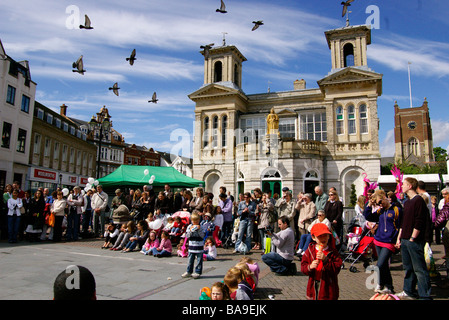 Per coloro che godono di Kingston festival, il mercato vecchio edificio, ufficio turistico, Kingston upon Thames antico mercato Surrey UK Foto Stock