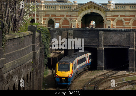 Un East Midland treni Midland Mainline classe meridiano 222 treno arriva a Leicester stazione ferroviaria. Foto Stock