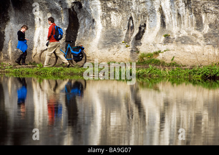 Riflessi nel fiume Wye, 'Miller's Dale', Derbyshire Foto Stock