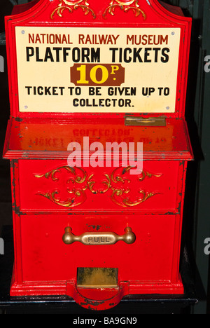 Un vecchio stile platform ticket machine presso il museo delle ferrovie in York,Yorkshire, Regno Unito Foto Stock