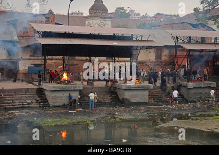 Il corpo umano è bruciato sulla cremazione Ghats, del fiume Bagmati a Pashupatinath Nepal in Asia. 90458 orizzontale Nepal Foto Stock