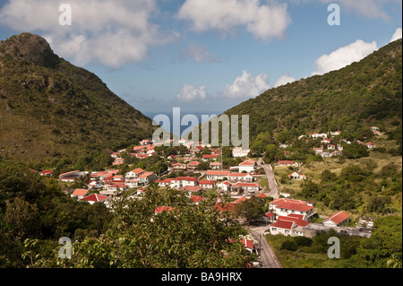 Vista della città dei Caraibi del fondo, Saba del capitale e centro amministrativo dalla strada sopra Foto Stock