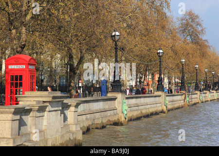 Rosso inglese cabina telefonica Victoria Embankment London Foto stock -  Alamy