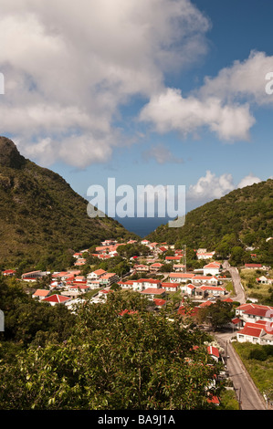 Vista della città dei Caraibi del fondo, Saba del capitale e centro amministrativo dalla strada sopra Foto Stock