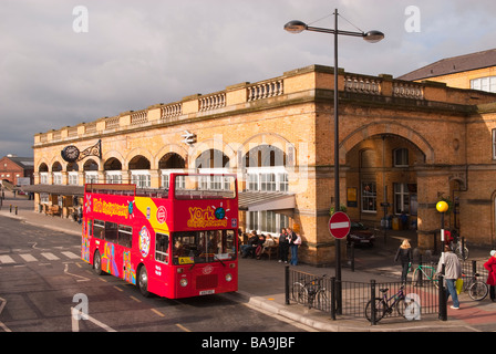 Un rosso york citysightseeing tour open top double decker bus fuori dalla stazione ferroviaria di York,Yorkshire, Regno Unito Foto Stock