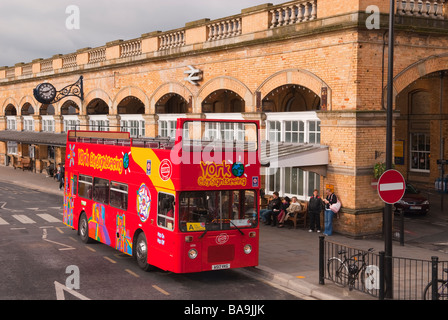 Un rosso york citysightseeing tour open top double decker bus fuori dalla stazione ferroviaria di York,Yorkshire, Regno Unito Foto Stock