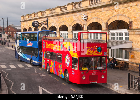 Un rosso york citysightseeing tour open top double decker bus fuori dalla stazione ferroviaria di York,Yorkshire, Regno Unito Foto Stock