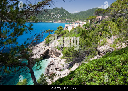 Scenic panorama mediterraneo con chiare acque blu del mare e del cielo Foto Stock
