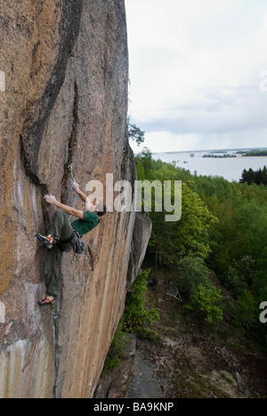 Un alpinista fino una montagna Ostergotland Svezia Foto Stock