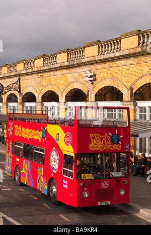 Un rosso york citysightseeing tour open top double decker bus fuori dalla stazione ferroviaria di York,Yorkshire, Regno Unito Foto Stock