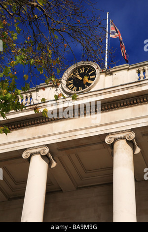 Casa doganale con un orologio e una bandiera a 20 Lower Thames Street [Città di Londra] Inghilterra Foto Stock