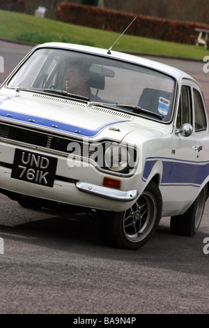 Ford Escort mk1 RS2000 marcia in curva a velocità durante un evento di autotest in Delamont Country Park, County Down, Irlanda del Nord Foto Stock