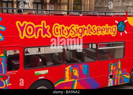 Un rosso york citysightseeing tour open top double decker bus utilizzato per dare ai turisti passeggiate intorno alla città di York,Yorkshire, Regno Unito Foto Stock