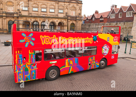 Un rosso york citysightseeing tour open top double decker bus utilizzato per dare ai turisti passeggiate intorno alla città di York,Yorkshire, Regno Unito Foto Stock