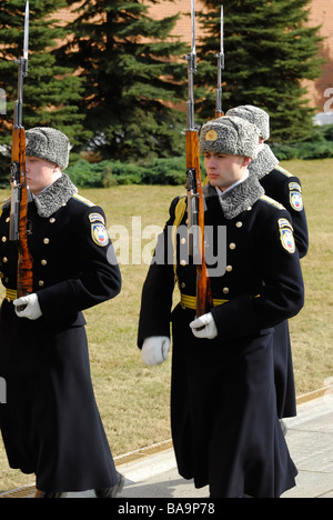 I soldati della guardia d'onore andare sul loro posto presso la tomba del Soldato Sconosciuto Alexander giardino del Cremlino di Mosca Russia Foto Stock