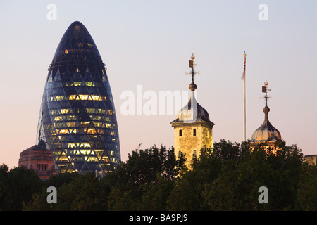 Cetriolino Swiss Re e Torre di Londra di notte [Città di Londra] Foto Stock