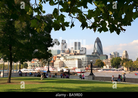 [Città di Londra] visto dal terrapieno attraverso il fiume Tamigi Inghilterra Foto Stock