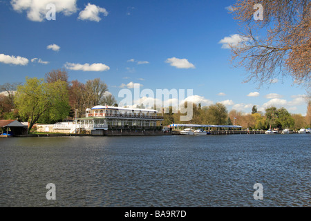 Vista sul Fiume Tamigi verso la linea di finitura del Royal Henley Regatta, Henley on Thames, Oxfordshire, Regno Unito. Foto Stock