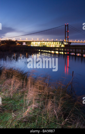 Il Humber Bridge sulle acque " Paese di Bordo Il Centro Visitatori del Parco in Lincolnshire settentrionale Foto Stock