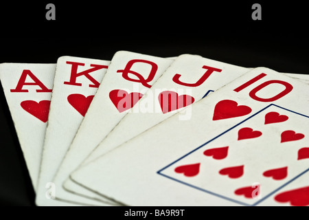 Giocando a carte con un royal straight flush nei cuori suit Foto Stock