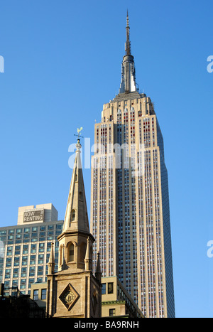 Membro Empire edificio che si trova dietro la chiesa guglia, torre alta 31 sulla sinistra, Manhattan, New York, Stati Uniti d'America Foto Stock