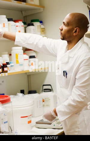 Un maschio di ricercatore in un laboratorio, Svezia. Foto Stock