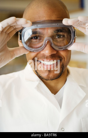 Un maschio di ricercatore in un laboratorio, Svezia. Foto Stock