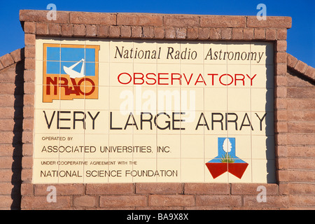 Il Cartello di ingresso alla Radio Nazionale Osservatorio Astronomico molto grande schiera sulle pianure di San Agustin New Mexico Foto Stock