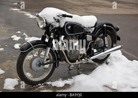 Coperta di neve BMW moto parcheggiate nella città di Silverton Colorado USA Foto Stock