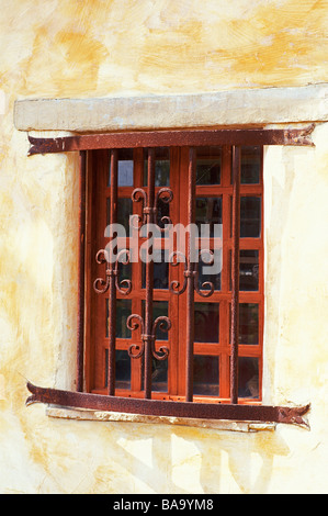 Decorativo di barre di ferro sulla finestra in legno la missione di San Carlo Borromeo de Carmelo (seconda missione della California) Carmel California Foto Stock