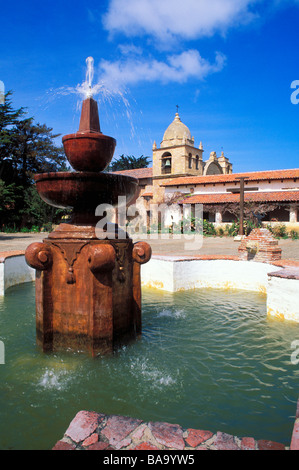 Fontana nel cortile principale presso la missione di San Carlo Borromeo de Carmelo (seconda missione della California) Carmel California Foto Stock