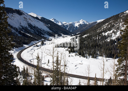 Vista invernale della Million Dollar Highway occidentale Colorado tra Silverton e Ouray MDH fanno parte del San Juan Skyway Scenic Byway Foto Stock