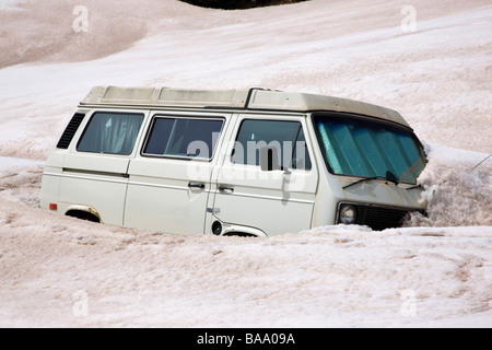 Volkswagon Vanagon Camper sepolto nella neve lungo l'autostrada 110 a nord di Silverton Colorado USA Foto Stock