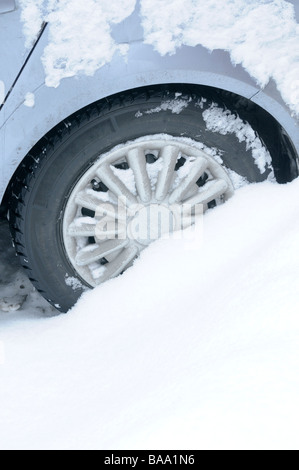 Una macchina parcheggiata nella neve DALARNA Svezia Foto Stock