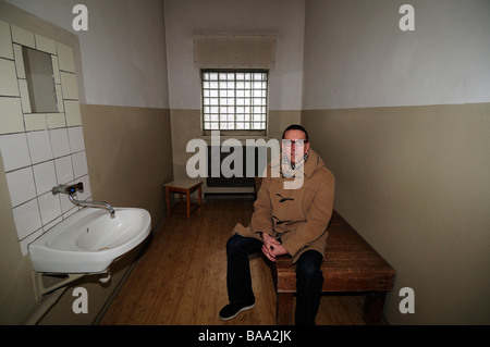 Ex prigioniero Stasi Mario Röllig nella cella di ex carcere di Hohenschönhausen Foto Stock