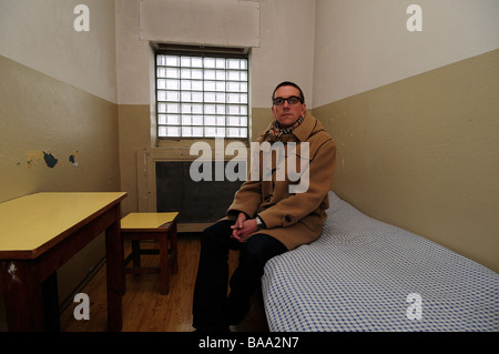 Ex prigioniero Stasi Mario Röllig nella cella di ex carcere di Hohenschönhausen Foto Stock