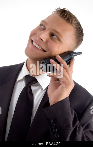 Bel giovane imprenditore sorridente e parlando al telefono Foto Stock