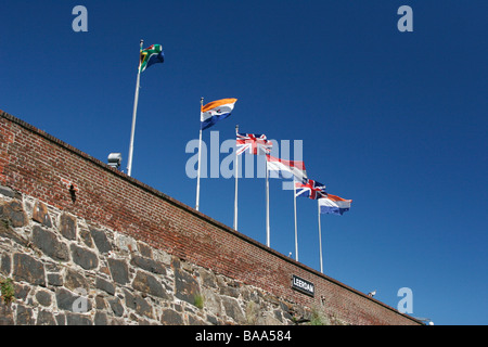 Il 5 bandiere storiche del Sud Africa in ordine cronologico sulla parete del Castello di Buona Speranza a Città del Capo in Sud Africa Foto Stock