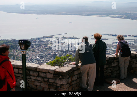 Persone tourist godetevi la vista di Città del Capo e di Table Bay dalla cima della montagna della tavola nel Sud Africa Western Cape Foto Stock