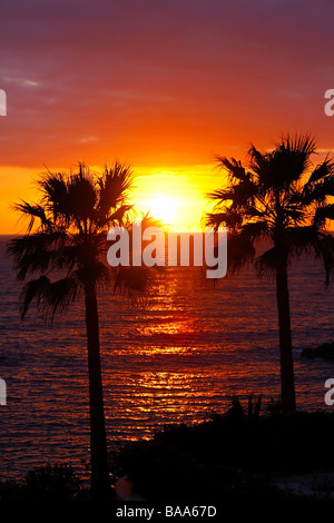 Il sole che tramonta sulla baia di Kissonerga sull'isola di Cipro. Foto Stock