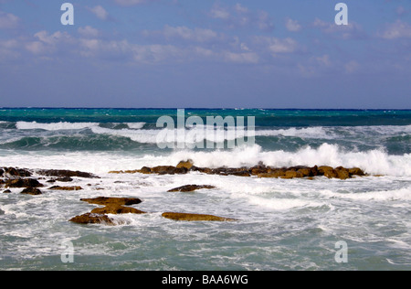 Mar Mediterraneo a KISSONERGA sull'isola di Cipro. Foto Stock