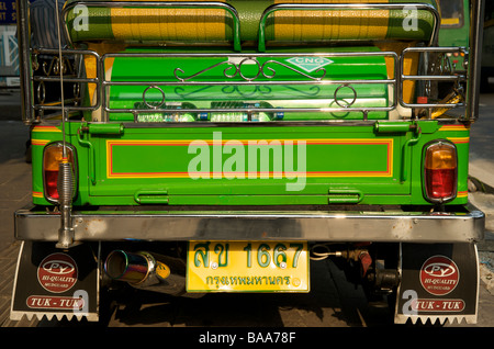 Chiusura del retro di un verde Tuk Tuk a Bangkok in Tailandia Foto Stock