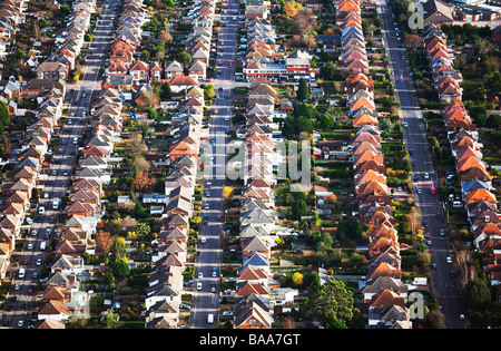 Vista aerea di righe di case, strade, strade. Charminster, Bournemouth Dorset. Regno Unito. Foto Stock