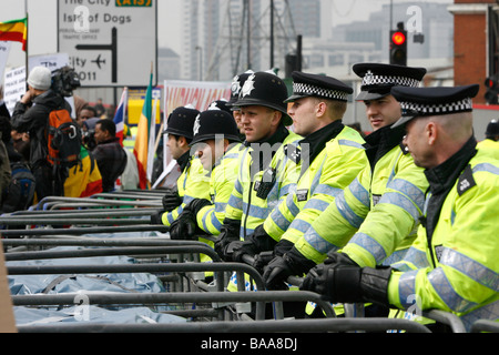 La polizia in servizio a guardia del G20 di Londra Foto Stock