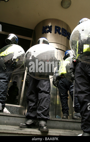 Polizia a guardia della banca RBS al G20 di Londra Foto Stock