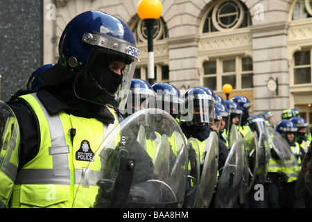 Polizia a guardia della banca RBS al G20 di Londra Foto Stock