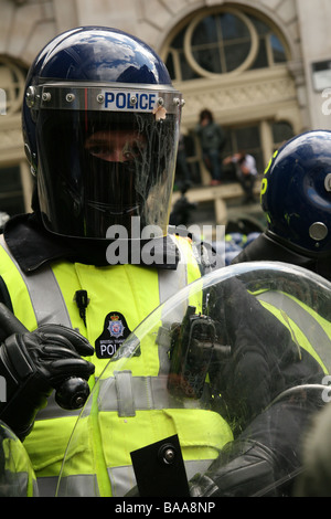 Polizia a guardia della banca RBS al G20 di Londra Foto Stock